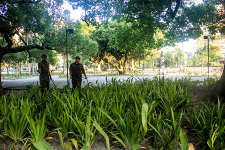 11.12.2019 - Militares auxiliam na jardinagem da Praça Coronel Pedro Osório - Foto Michel Corvello