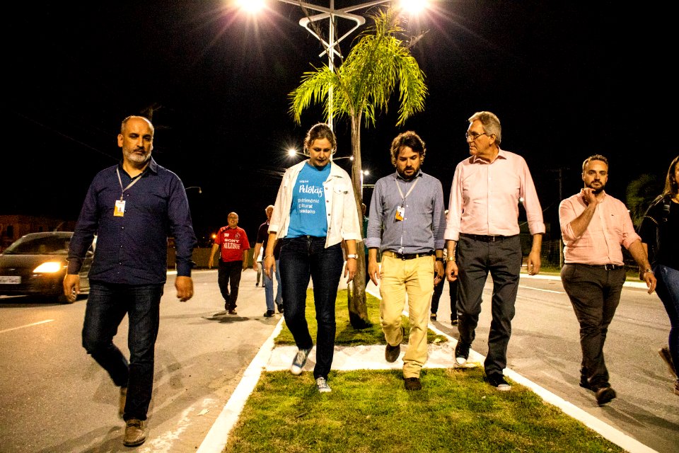11.10.2019 - Prefeita Paula Mascarenhas realiza caminhada de entrega das obras de iluminação da avenida Viscondessa da Graça e rua Saturnino de Brito - Foto Michel Corvello