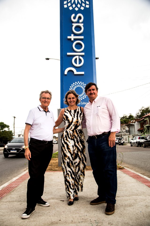 06.01.2019 - Prefeita Paula Mascarenhas e o vice Idemar Barz  visitam o novo pórtico instalado em uma das 4 entradas da cidade, na Viscondessa da Graça - Foto: Gustavo Vara