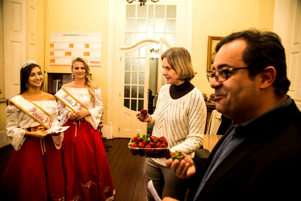 31.10.2019 - Prefeita Paula Mascarenhas recebe o convite para a Festa do Morango pelo secretário de Desenvolvimento Rural, Jair Seidel, acompanhado da Corte 2019 - Foto: Gustavo Vara