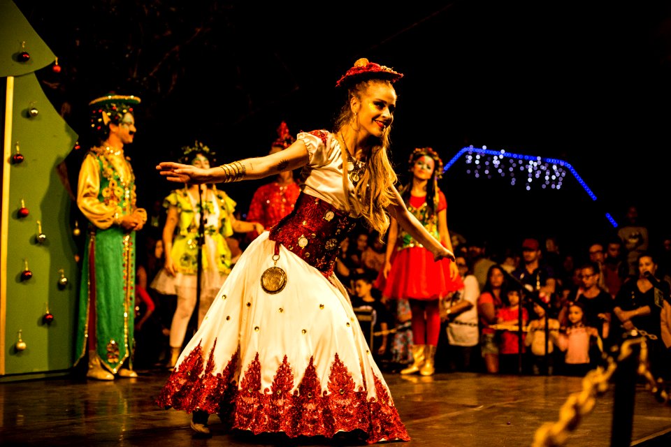 16.12.2019 -  Prefeita Paula Mascarenhas entrega a chave da cidade para o Papai Noel, durante a chegada na Praça Coronel Pedro Osório - Foto: Gustavo Vara