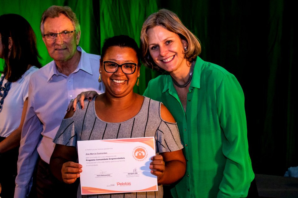 29.11.2019 - Prefeita Paula Mascarenhas e o vice Idemar Barz prestigiam a formatura dos cursos do projeto de Geração de Emprego e Renda da SHRF - Foto Michel Corvello