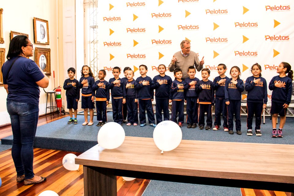 22.10.2019 - Vice-prefeito Idemar Barz recebe visita das crianças da Escola Lar de Jesus - Foto Michel Corvello