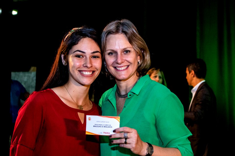 29.11.2019 - Prefeita Paula Mascarenhas e o vice Idemar Barz prestigiam a formatura dos cursos do projeto de Geração de Emprego e Renda da SHRF - Foto Michel Corvello