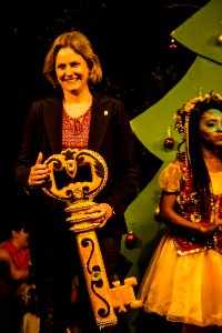 16.12.2019 -  Prefeita Paula Mascarenhas entrega a chave da cidade para o Papai Noel, durante a chegada na Praça Coronel Pedro Osório - Foto: Gustavo Vara