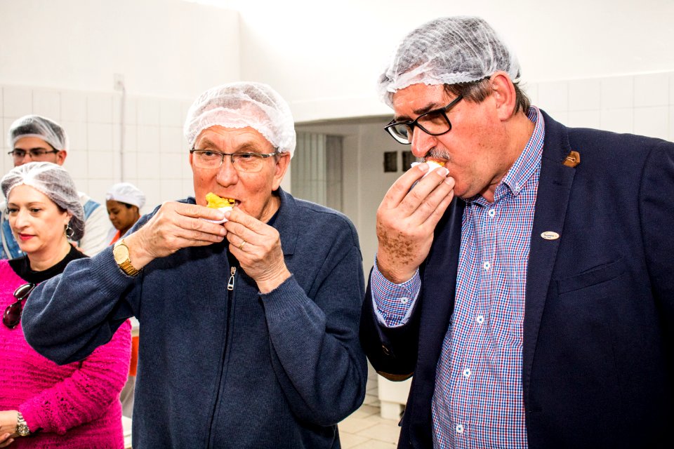 27.09.2019 - Vice-prefeito Idemar Barz e o secretário Gilmar Bazanella da Sdeti realizam visita guiada à fábrica de doces Monalu como parte da Semana do Turismo - Foto Michel Corvello