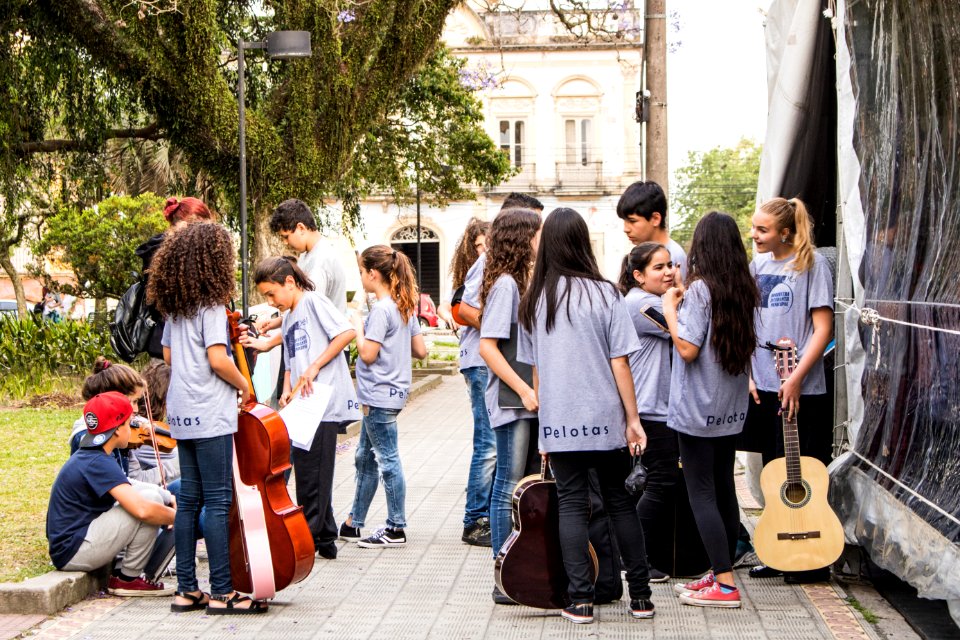 11.11.2019 - Alunos da rede municipal na Feira do Livro - Foto Michel Corvello