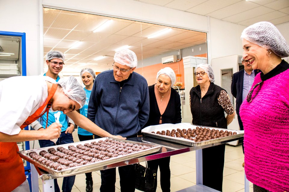 27.09.2019 - Vice-prefeito Idemar Barz e o secretário Gilmar Bazanella da Sdeti realizam visita guiada à fábrica de doces Monalu como parte da Semana do Turismo - Foto Michel Corvello
