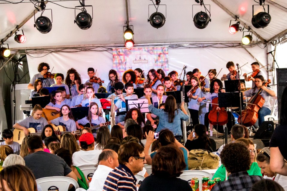 11.11.2019 - Alunos da rede municipal na Feira do Livro - Foto Michel Corvello