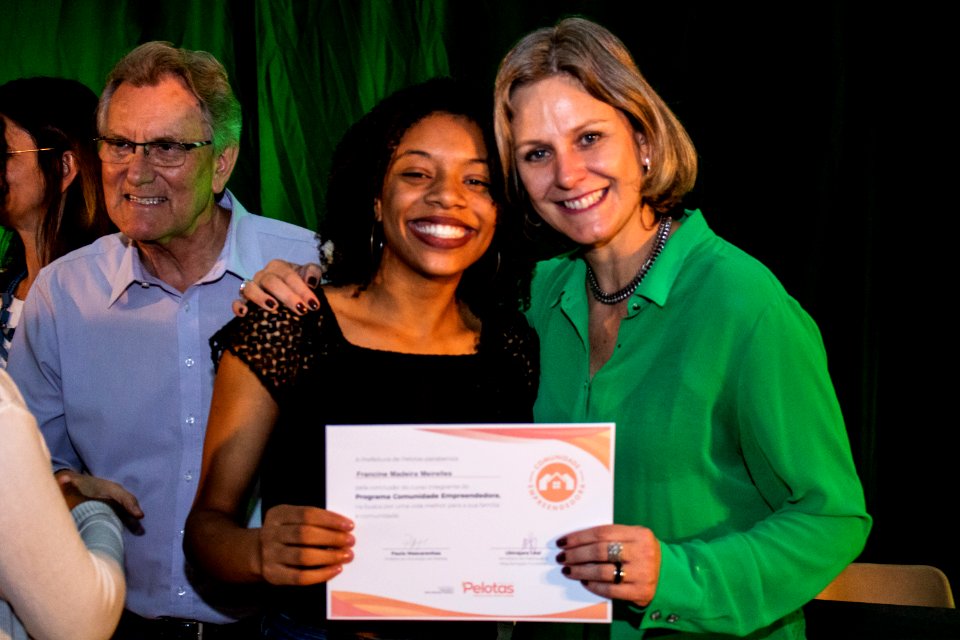 29.11.2019 - Prefeita Paula Mascarenhas e o vice Idemar Barz prestigiam a formatura dos cursos do projeto de Geração de Emprego e Renda da SHRF - Foto Michel Corvello