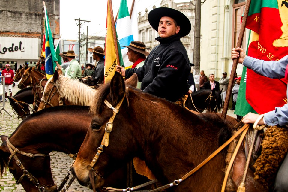 14.09.2019 - Prefeita Paula Mascarenhas e o vice Idemar Barz no evento de abertura da Semana Farroupilha, no Largo do Mercado Central - Foto: Gustavo Vara