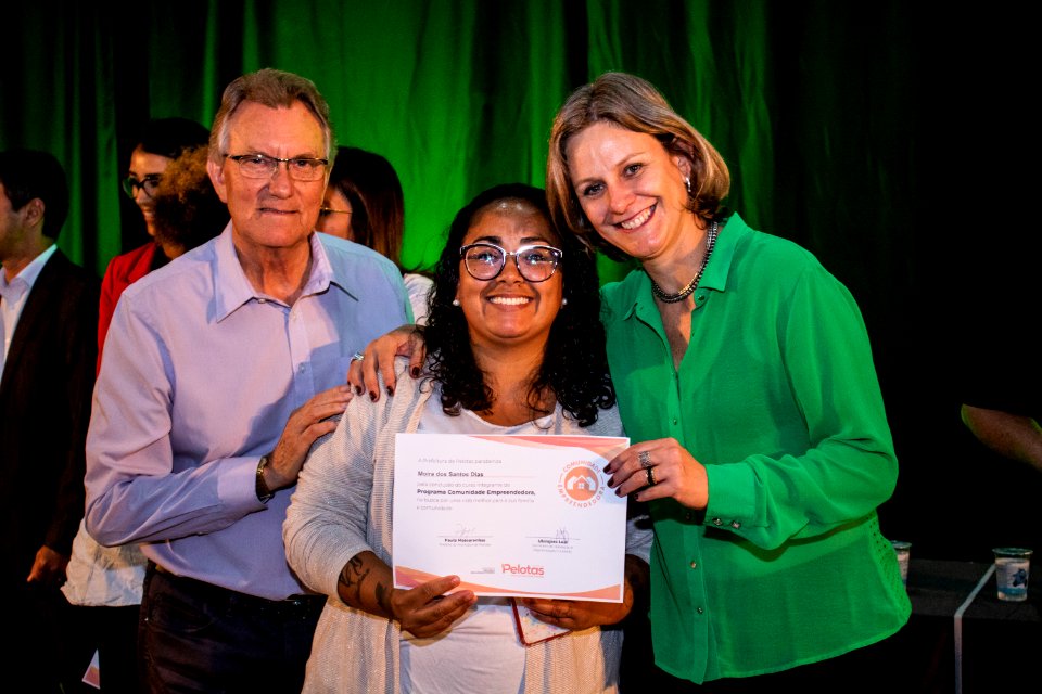 29.11.2019 - Prefeita Paula Mascarenhas e o vice Idemar Barz prestigiam a formatura dos cursos do projeto de Geração de Emprego e Renda da SHRF - Foto Michel Corvello