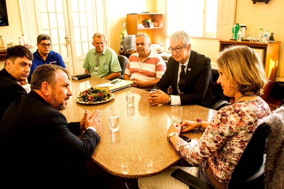 01.12.2019 - - Prefeita Paula Mascarenhas em reunião com a nova empresa gestora da UPA Areal, IB Saúde - Foto: Gustavo Vara