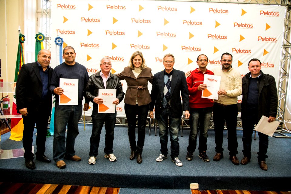02.09.2019 - Prefeita Paula Mascarenhas realiza a entrega de novas autorizações aos taxistas - Foto: Gustavo Vara