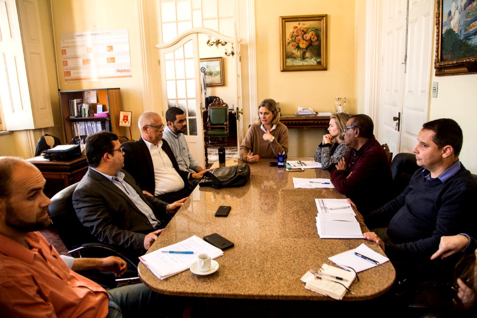 07.10.2019 - Prefeita Paula Mascarenhas em reunião com o secretário da Fazenda, Jairo Dutra - Foto: Gustavo Vara