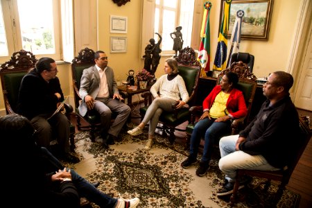 31.10.2019 - A adesão de Pelotas ao Sistema Nacional de Promoção da Igualdade Racial (Sinapir) e a implementação de políticas públicas com foco na temática foram discutidos pela prefeita Paula Mascarenhas em reunião nesta quinta-feira (31)  - Foto: Gustav