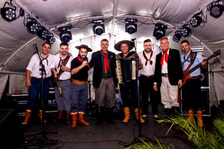 19.09.2019 - Vice-prefeito Idemar Barz prestigia show do grupo Querência - Foto Michel Corvello