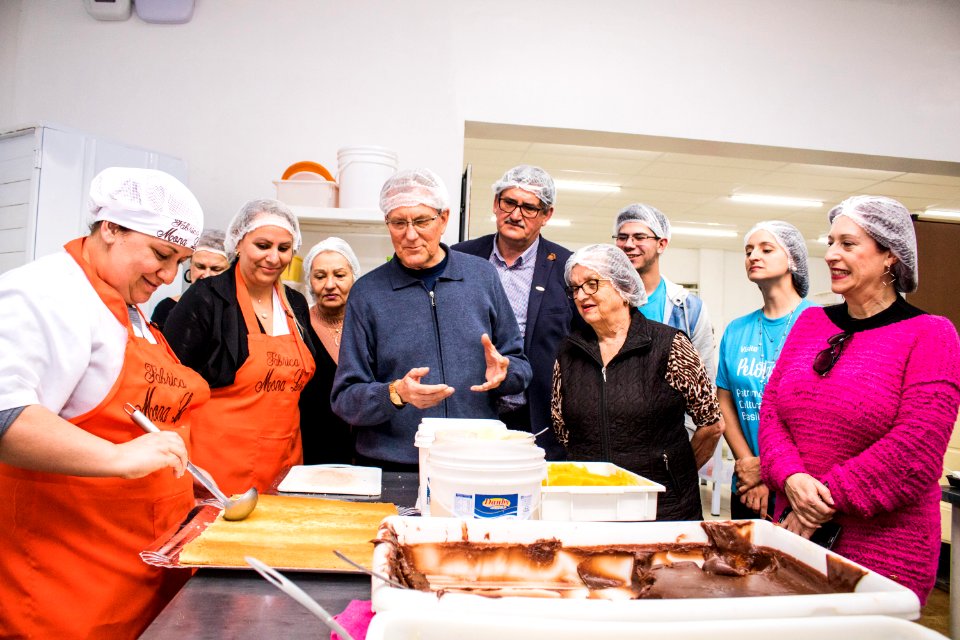 27.09.2019 - Vice-prefeito Idemar Barz e o secretário Gilmar Bazanella da Sdeti realizam visita guiada à fábrica de doces Monalu como parte da Semana do Turismo - Foto Michel Corvello