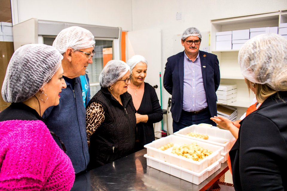 27.09.2019 - Vice-prefeito Idemar Barz e o secretário Gilmar Bazanella da Sdeti realizam visita guiada à fábrica de doces Monalu como parte da Semana do Turismo - Foto Michel Corvello