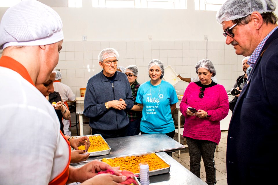 27.09.2019 - Vice-prefeito Idemar Barz e o secretário Gilmar Bazanella da Sdeti realizam visita guiada à fábrica de doces Monalu como parte da Semana do Turismo - Foto Michel Corvello