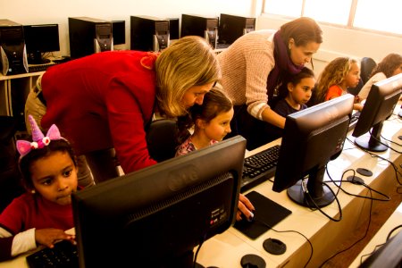 19.09.2019 - Prefeita Paula Mascarenhas visita o novo laboratório de informática da Emef Mário Meneghetti - Foto: Gustavo Vara