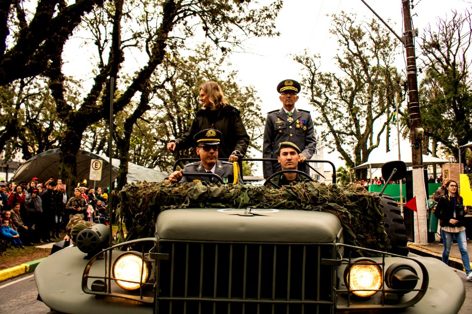 07.09.2019 - Prefeita Paula e o vice-prefeito Idemar Barz prestigiam desfile cívico militar de 7 de setembro - Foto Michel Corvello