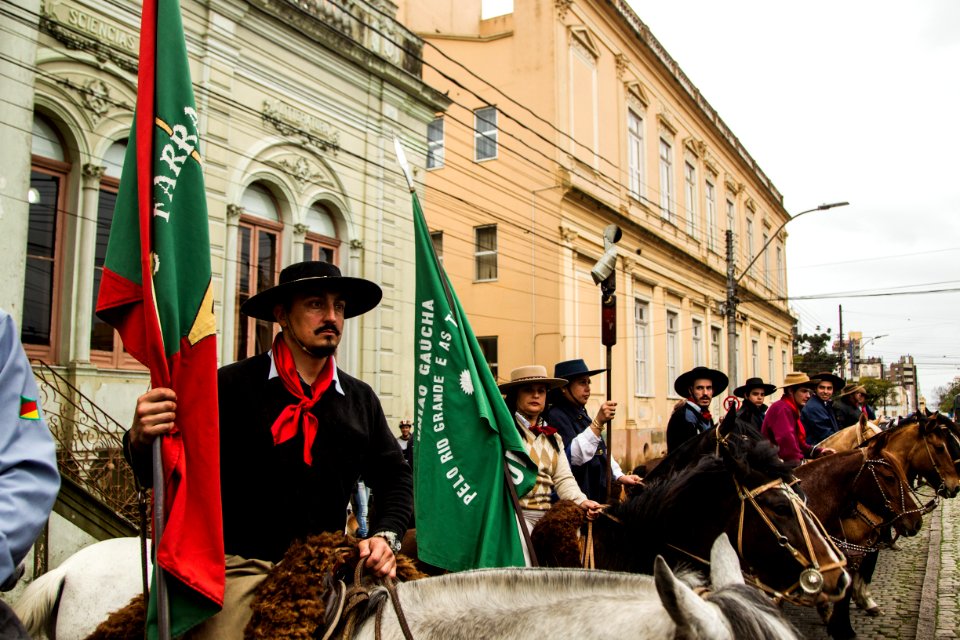 14.09.2019 - Prefeita Paula Mascarenhas e o vice Idemar Barz no evento de abertura da Semana Farroupilha, no Largo do Mercado Central - Foto: Gustavo Vara