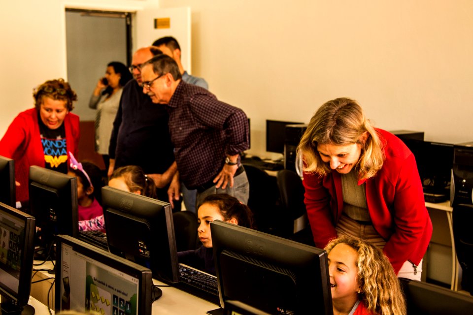 19.09.2019 - Prefeita Paula Mascarenhas visita o novo laboratório de informática da Emef Mário Meneghetti - Foto: Gustavo Vara