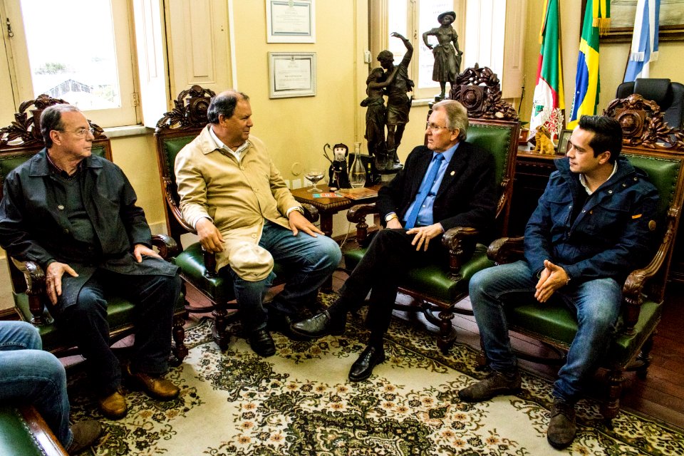 24.07.2019 - Prefeito em exercício Idemar Barz em reunião com deputado federal Alceu Moreira, o secretário Jair Seidel e o gerente da Ceee - Foto Michel Corvello