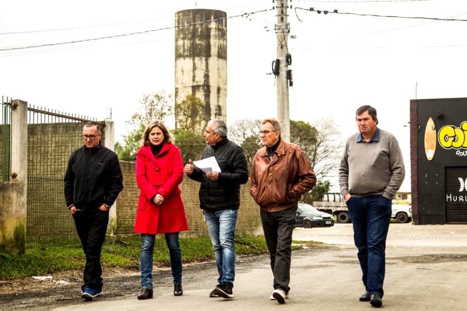 15.08.2019 - Prefeita Paula Mascarenhas e o vice Idemar Barz realizam caminhada de entrega dos passeios 21 e 26 da Cohab Lindoia - Foto: Gustavo Vara