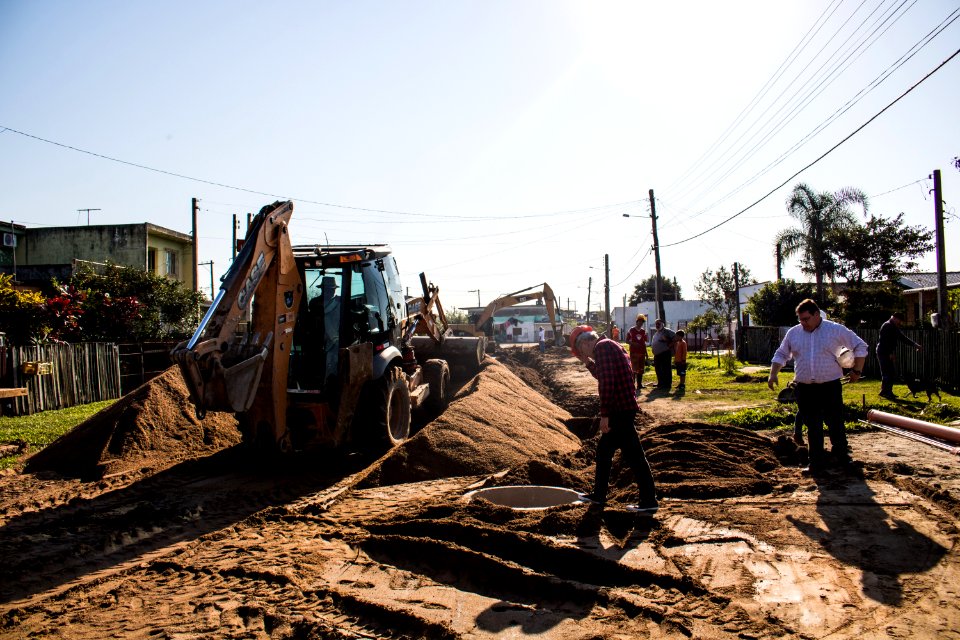 07.08.2019 - Prefeito em exercício Idemar Barz visita obras de esgoto da rua Félix Antonio Caputo - Foto Michel Corvello