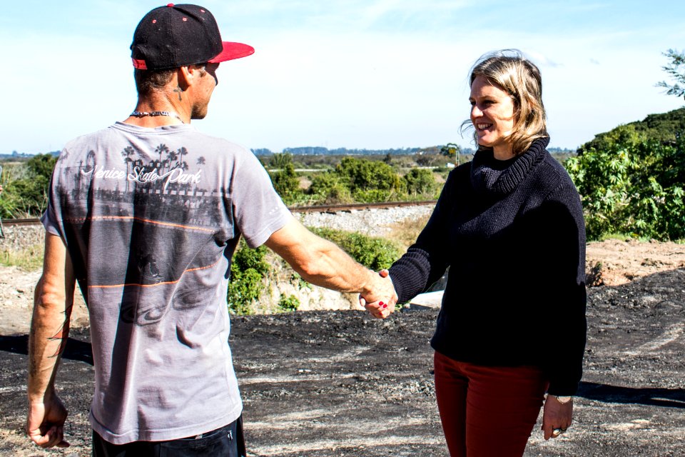 18.07.2019 - Prefeita Paula Mascarenhas realiza caminhada para entrega da rua Francisco Simões no Fragata - Foto Michel Corvello