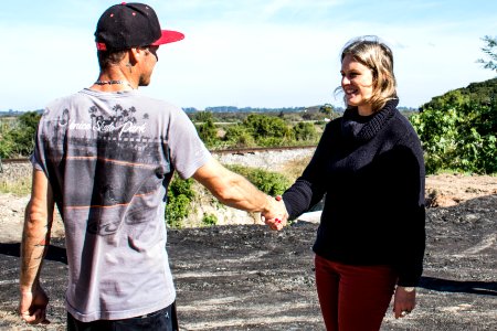 18.07.2019 - Prefeita Paula Mascarenhas realiza caminhada para entrega da rua Francisco Simões no Fragata - Foto Michel Corvello