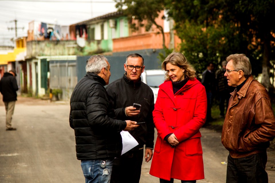 15.08.2019 - Prefeita Paula Mascarenhas e o vice Idemar Barz realizam caminhada de entrega dos passeios 21 e 26 da Cohab Lindoia - Foto: Gustavo Vara
