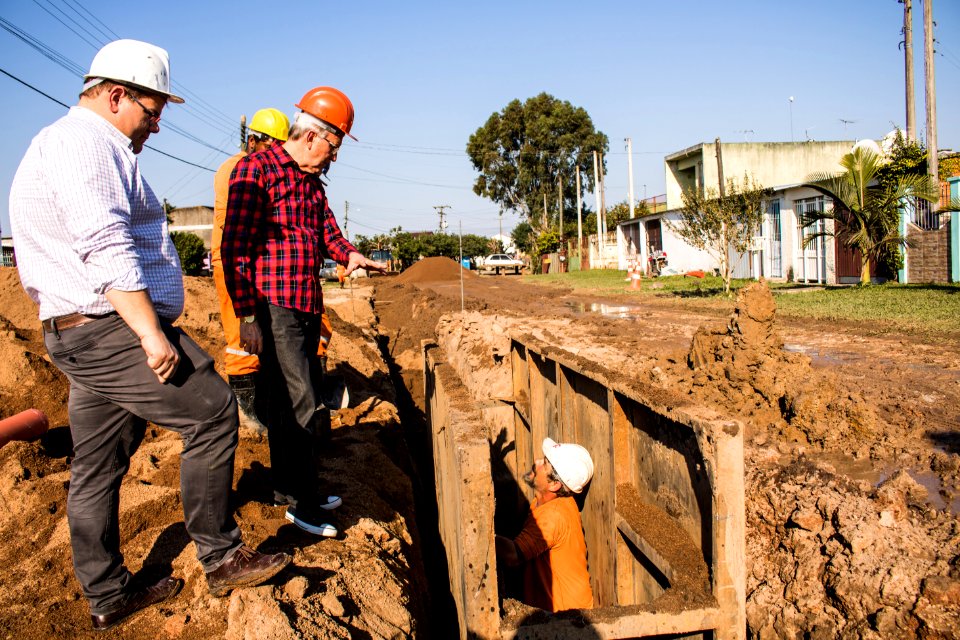 07.08.2019 - Prefeito em exercício Idemar Barz visita obras de esgoto da rua Félix Antonio Caputo - Foto Michel Corvello