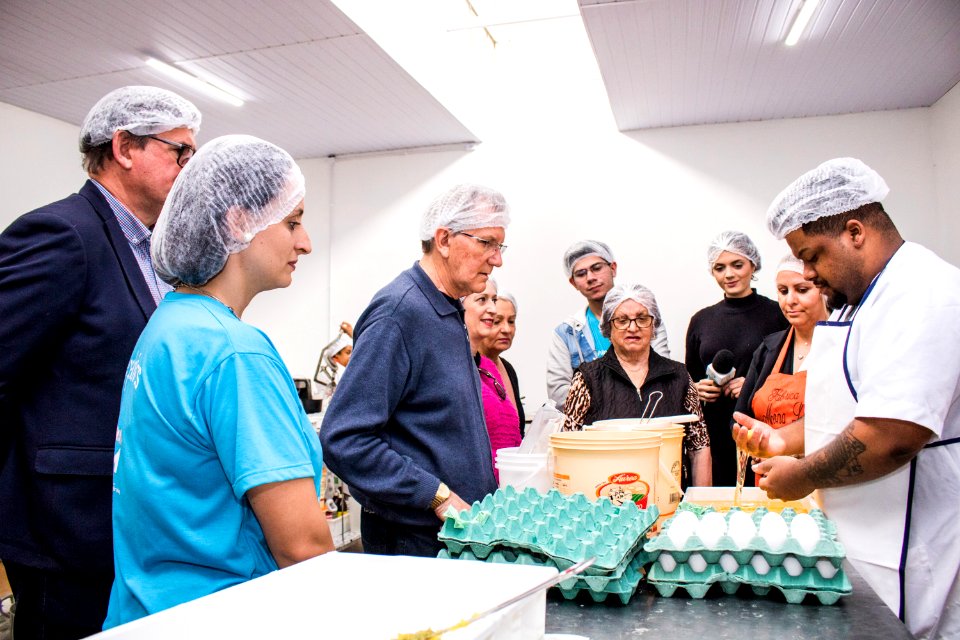27.09.2019 - Vice-prefeito Idemar Barz e o secretário Gilmar Bazanella da Sdeti realizam visita guiada à fábrica de doces Monalu como parte da Semana do Turismo - Foto Michel Corvello