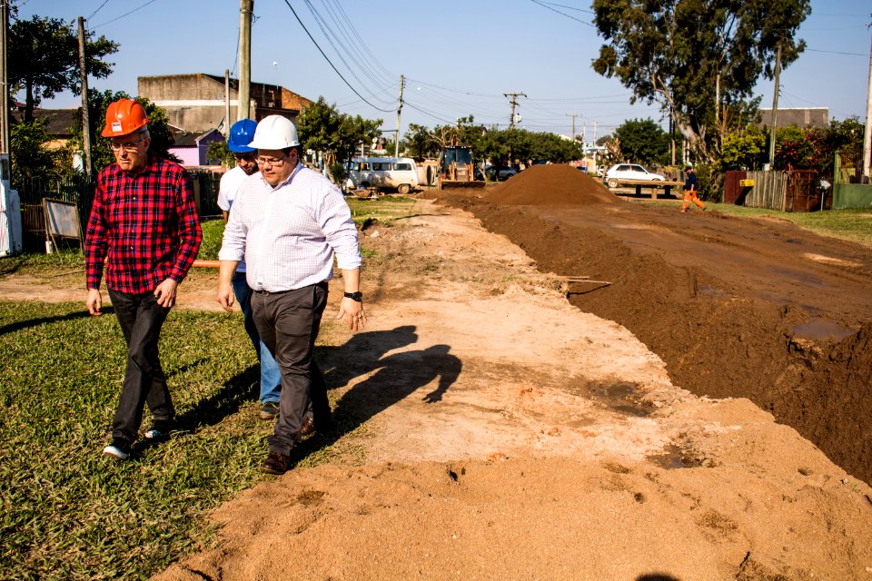 07.08.2019 - Prefeito em exercício Idemar Barz visita obras de esgoto da rua Félix Antonio Caputo - Foto Michel Corvello