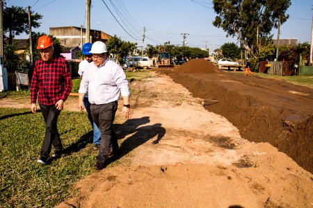 07.08.2019 - Prefeito em exercício Idemar Barz visita obras de esgoto da rua Félix Antonio Caputo - Foto Michel Corvello
