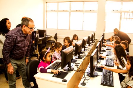 19.09.2019 - Prefeita Paula Mascarenhas visita o novo laboratório de informática da Emef Mário Meneghetti - Foto: Gustavo Vara