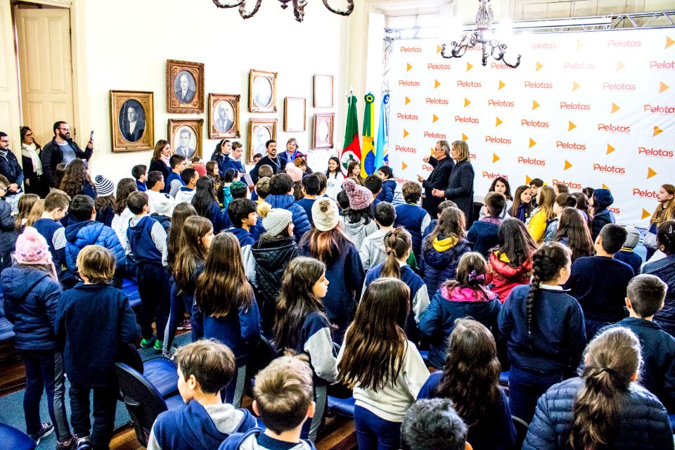 04.07.2019 - Prefeita Paula Mascarenhas recebe alunos do 4º ano do Colégio São José, para entrega de cartas do projeto “Cartas à Prefeita”  - Foto Michel Corvello