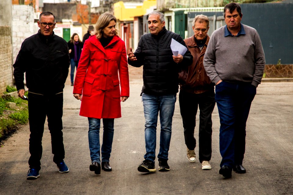 15.08.2019 - Prefeita Paula Mascarenhas e o vice Idemar Barz realizam caminhada de entrega dos passeios 21 e 26 da Cohab Lindoia - Foto: Gustavo Vara