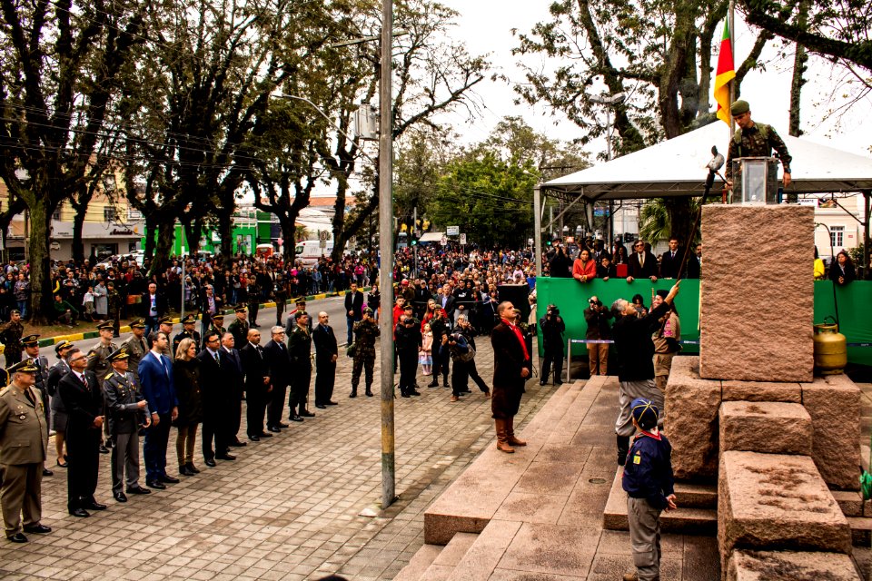 07.09.2019 - Prefeita Paula e o vice-prefeito Idemar Barz prestigiam desfile cívico militar de 7 de setembro - Foto Michel Corvello
