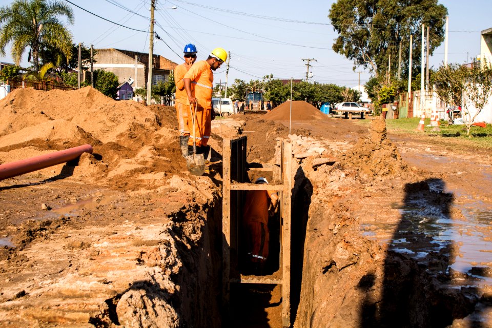 07.08.2019 - Prefeito em exercício Idemar Barz visita obras de esgoto da rua Félix Antonio Caputo - Foto Michel Corvello