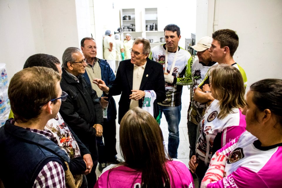 23.07.2019 - Prefeito em exercício Idemar Barz acompanha entrega de alimentos à Santa Casa arrecadados durante a trilha do pessegueiro - Foto Michel Corvello