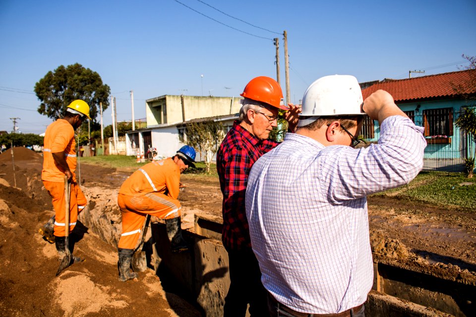 07.08.2019 - Prefeito em exercício Idemar Barz visita obras de esgoto da rua Félix Antonio Caputo - Foto Michel Corvello