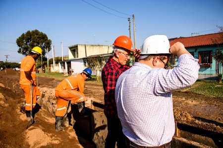 07.08.2019 - Prefeito em exercício Idemar Barz visita obras de esgoto da rua Félix Antonio Caputo - Foto Michel Corvello