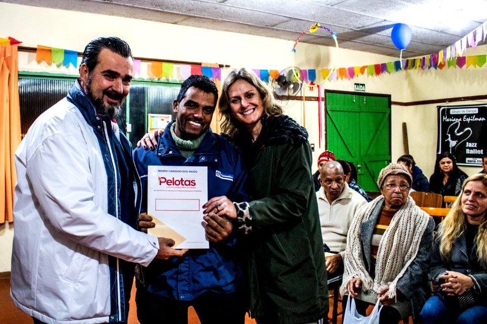 28.06.2019 - Prefeita Paula Mascarenhas prestigia entrega da regularização fundiária para 74 famílias do loteamento Cristovão José dos Santos - Foto Michel Corvello