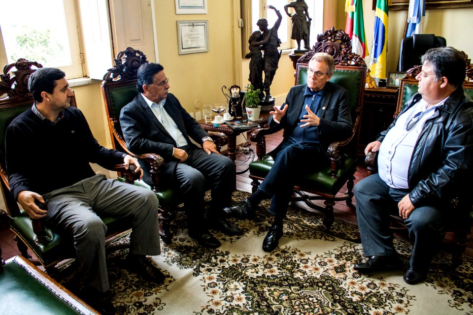 26.07.2019 - Prefeito em exercício Idemar Barz recebe convite do pastor Paulo Brizolara - Foto Michel Corvello