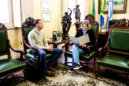 10.07.2019 -  Prefeita Paula Mascarenhas recebe Claudio Teitelbaum para entrega de um convite - Foto Michel Corvello