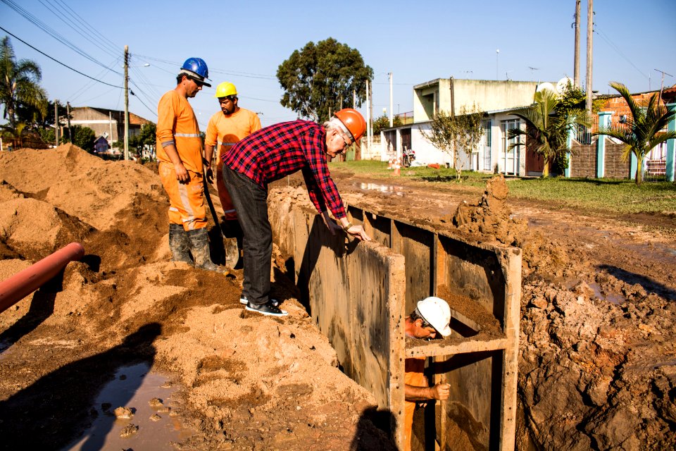 07.08.2019 - Prefeito em exercício Idemar Barz visita obras de esgoto da rua Félix Antonio Caputo - Foto Michel Corvello